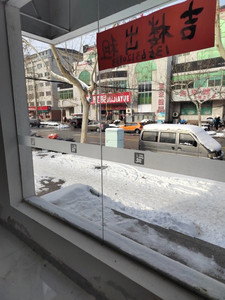 文登區(qū)峰山路五龍街北家家悅超市路南自家吉樓一樓門(mén)市房出租，剛